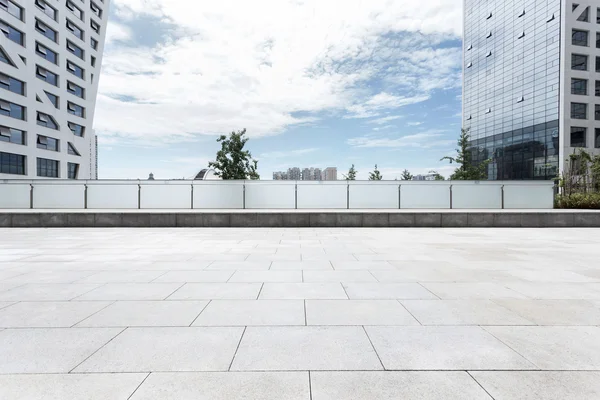 Camino vacío cerca del edificio de oficinas —  Fotos de Stock