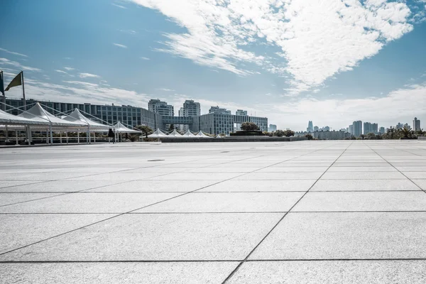 Vuoto quadrato e pavimento con cielo — Foto Stock