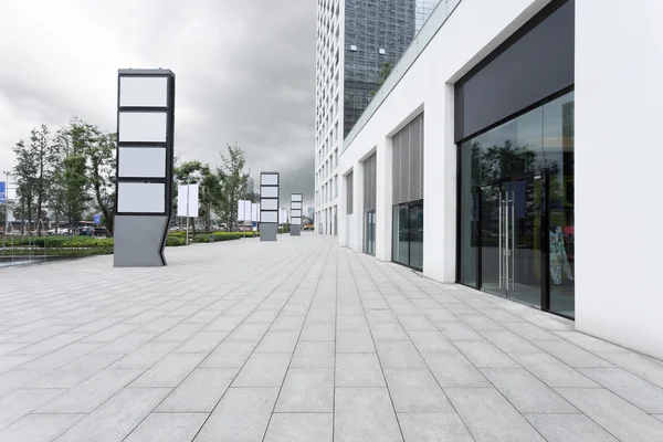 Empty road and building facade — Stock Photo, Image