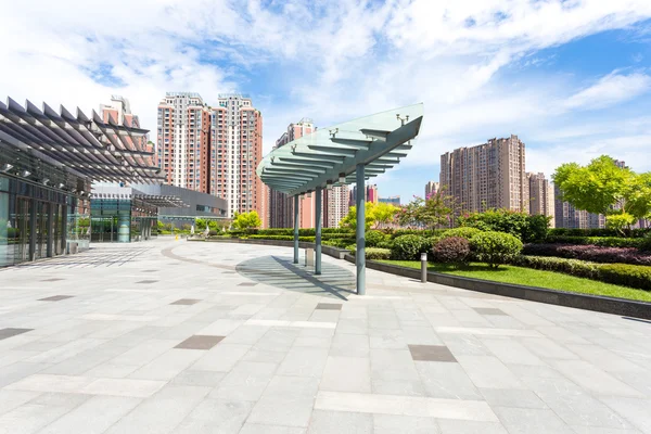 Camino vacío cerca del edificio de oficinas —  Fotos de Stock