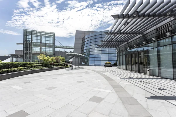 Camino vacío cerca del edificio de oficinas — Foto de Stock