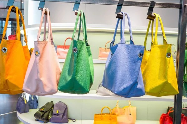 Dükkanda kadın çantaları penceresini görüntülemek — Stok fotoğraf