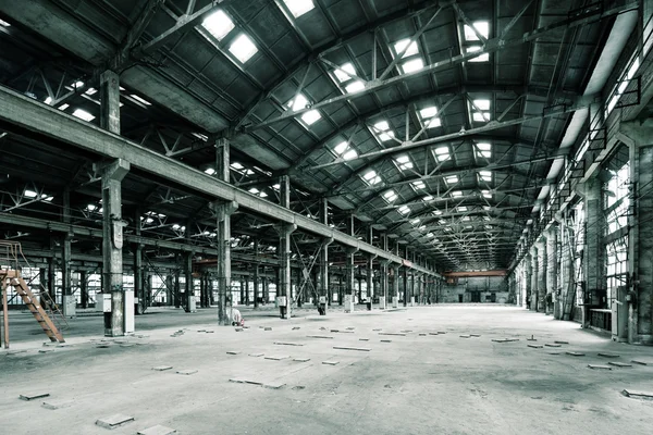 Piso vazio em fábrica abandonada — Fotografia de Stock