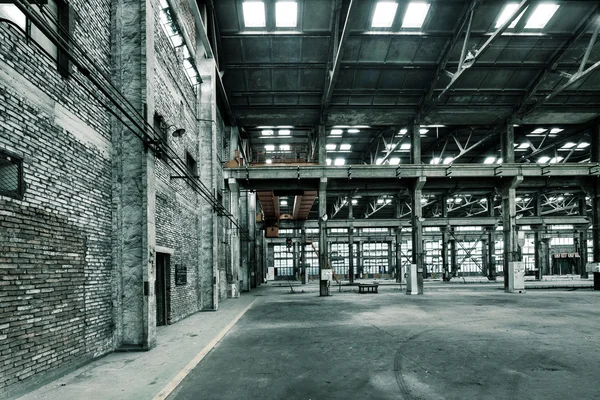 Κενό πατωμάτων στο εγκαταλελειμμένο εργοστάσιο — Φωτογραφία Αρχείου