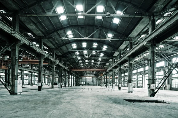 Üres padló elhagyott gyárban — Stock Fotó