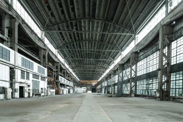 Piso vazio em fábrica abandonada — Fotografia de Stock