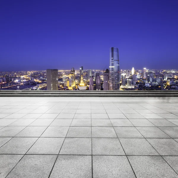 Üres emeleten modern city skyline — Stock Fotó