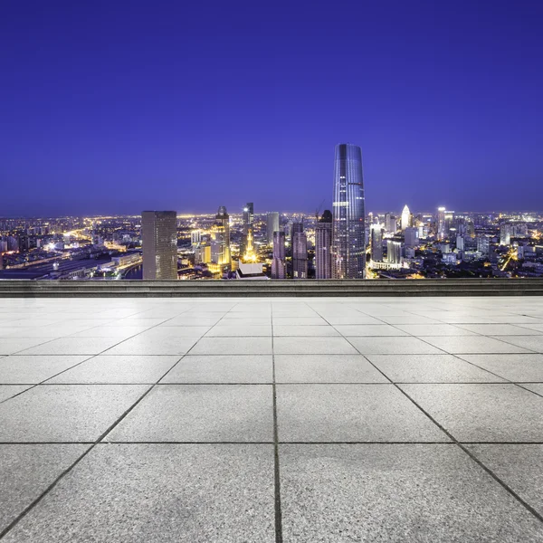 Lege verdieping met moderne stad skyline — Stockfoto