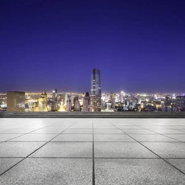 Lege verdieping met moderne stad skyline — Stockfoto