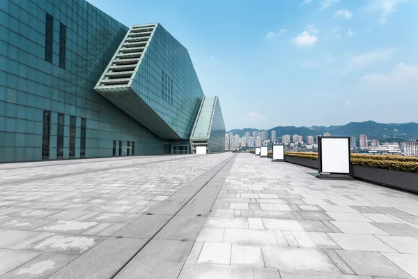 Carretera vacía cerca de edificio moderno — Foto de Stock