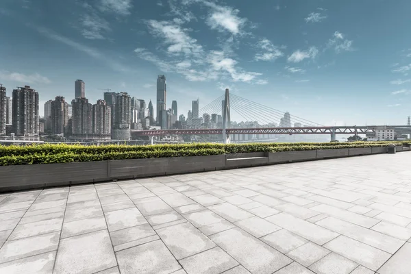 Horizonte moderno y camino vacío — Foto de Stock