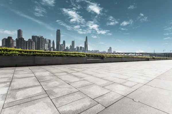 Moderne Skyline und leere Straße — Stockfoto