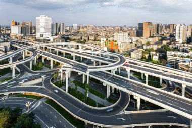 manzarası ve yükseltilmiş yollar