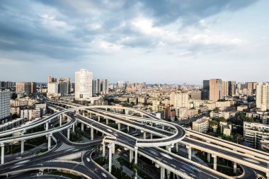 manzarası ve yükseltilmiş yollar