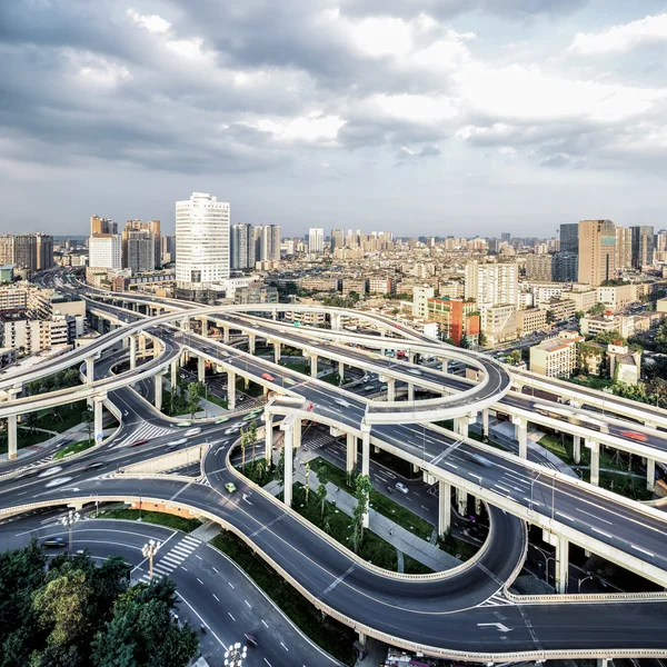 Skyline och upphöjda vägar — Stockfoto