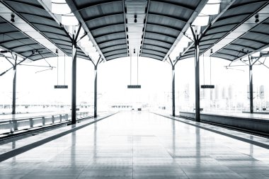Boş yere tren istasyonu platformu