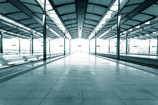 Leerer Boden des Bahnsteigs am Bahnhof — Stockfoto