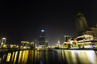 nehir kıyısı, modern binalar