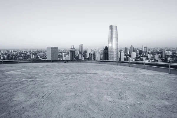 Empty road with modern city skyline — Stock Photo, Image