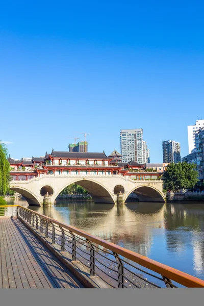 Oldtimer-Brücke in der modernen Stadt — Stockfoto