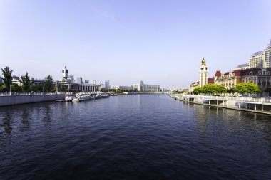 nehir kıyısı, modern binalar