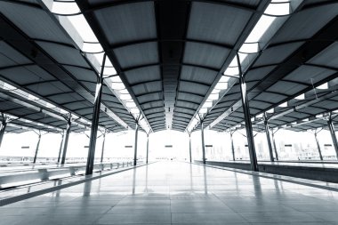 Boş yere tren istasyonu platformu