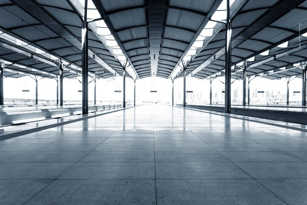 Piso vacío de plataforma de la estación de tren — Foto de Stock