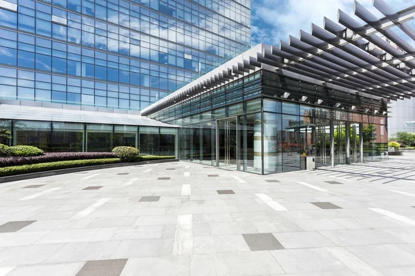 Lege weg in de buurt van modern gebouw — Stockfoto