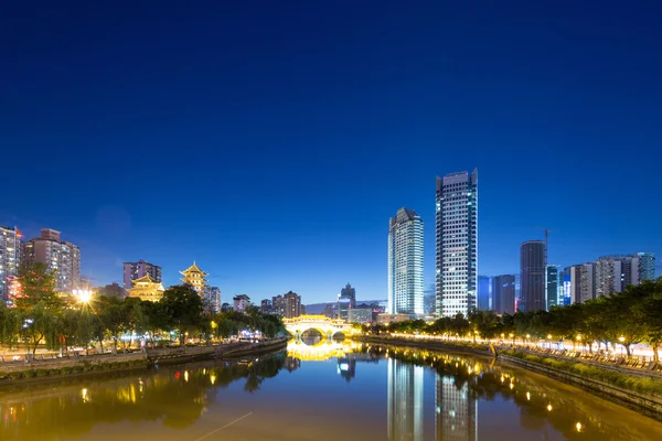 Ponte vintage nella città moderna — Foto Stock