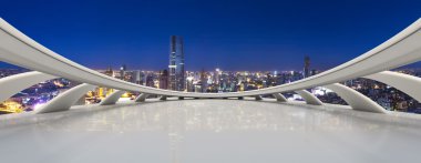 Modern şehir silueti olan boş yol