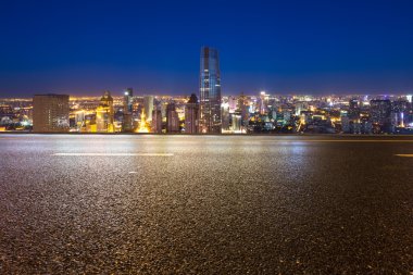 Modern şehir silueti olan boş yol