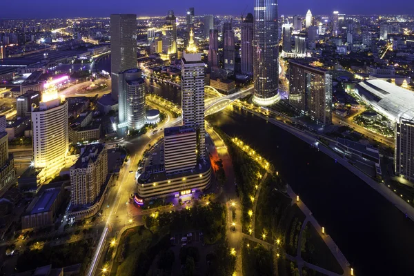 Panoramik manzarası ve ışıklı cityscape — Stok fotoğraf