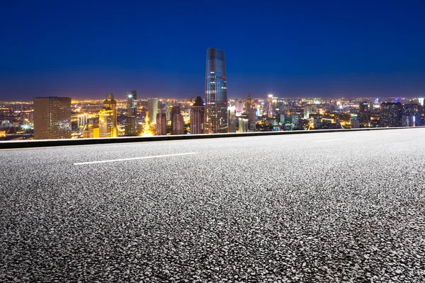 Lege weg met moderne skyline — Stockfoto