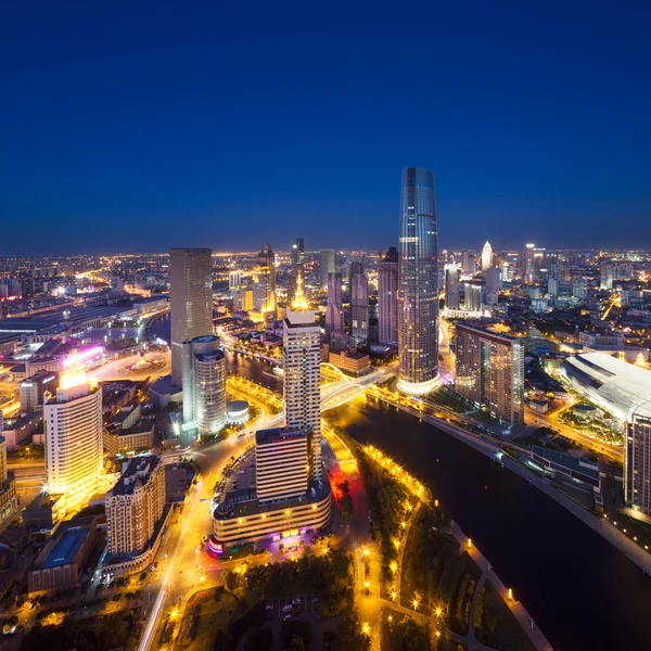 Panoramautsikt över stadssilhuetten och belysta stadsbild — Stockfoto