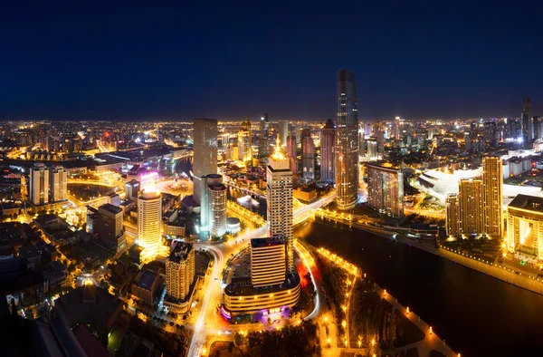 Paisaje urbano iluminado y horizonte panorámico — Foto de Stock