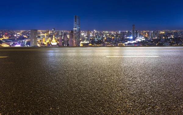 Empty road with modern city skyline — Stock Photo, Image