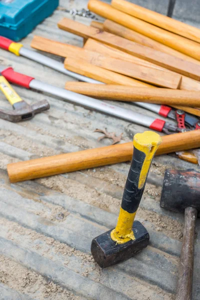 Zimmermannswerkzeug an Bord — Stockfoto