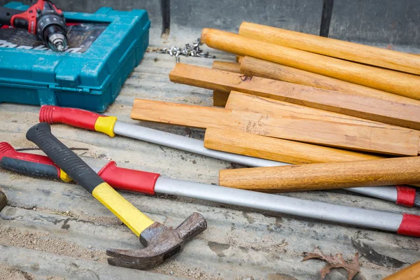 Timmerman hulpmiddelen aan boord — Stockfoto