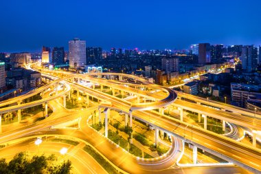 manzarası ve yükseltilmiş yollar