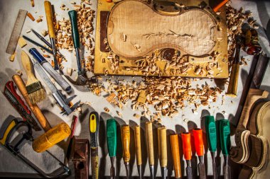 ahşap tahta üzerinde marangoz araçları