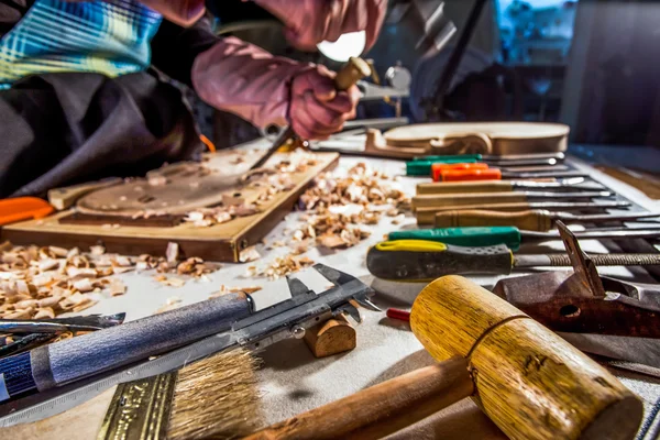 Zimmermannswerkzeuge auf Holzbrett — Stockfoto