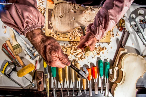 Tischler graviert Geige mit Werkzeug — Stockfoto