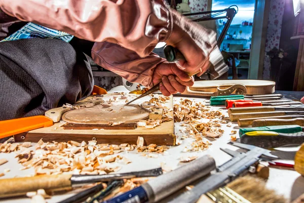 Carpenter gravírozás hegedű-eszközökkel — Stock Fotó