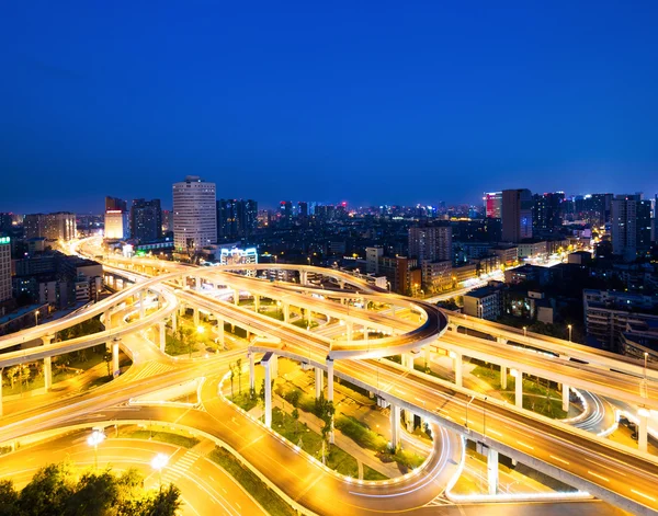 Skyline e estradas elevadas — Fotografia de Stock