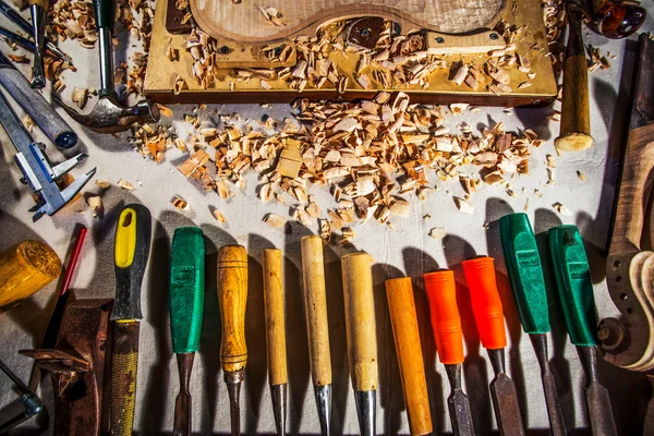 Herramientas de carpintero en tablero de madera — Foto de Stock