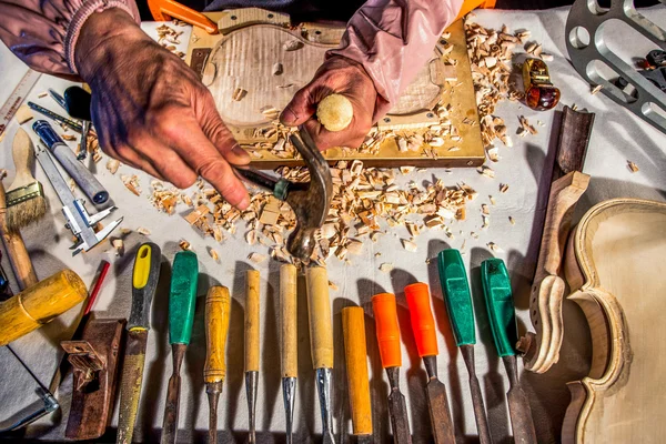 Carpintero grabado violín con herramientas —  Fotos de Stock