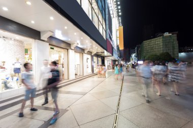 Modern alışveriş caddesi ve kentsel şehirdeki insanlar