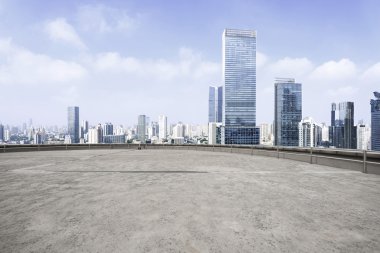 modern şehir manzarası ve boş çimento Meydanı