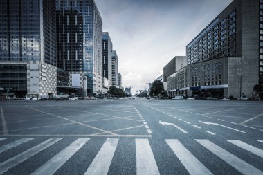 Boş yol ve modern ofis binaları
