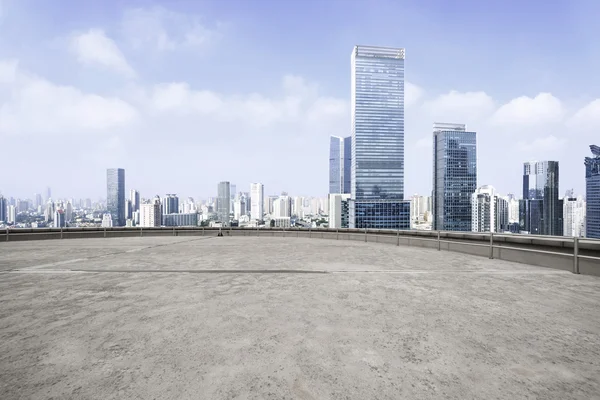 Modern şehir manzarası ve boş çimento Meydanı — Stok fotoğraf